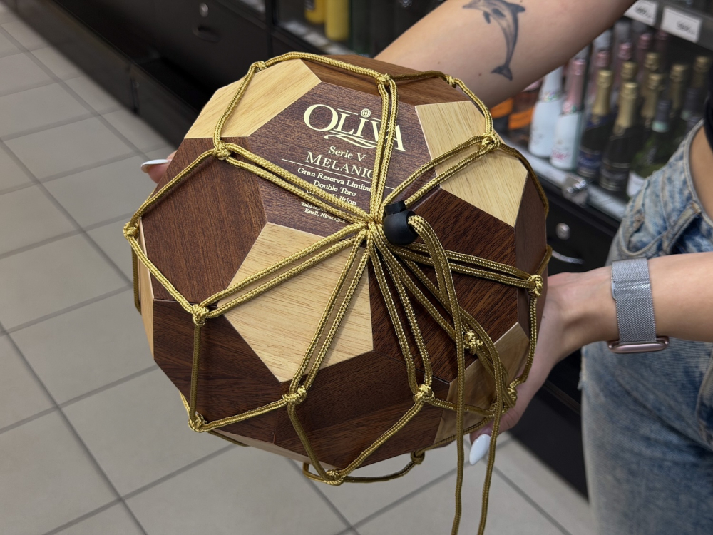 Předání výhry OLIVA Serie V Melanio soutěže Fotbalová mánie na prodejně Don Pealo ve Westfield Chodov
